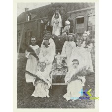 Spijk Sacramentsprocessie 1935 Boven Dora Cornielje RV. Mientje Peelen LV. Sus Jansen Midden. Gerda v.d Hurk Teuntje van Marwijk Dora vd Velde Marie Visser Riek Roos en Riek Kok F00002171